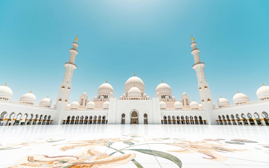 Sheikh Zayed Grand Mosque with domes and minarets in Abu Dhabi, UAE.