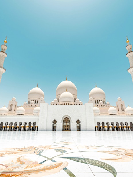Sheikh Zayed Grand Mosque with domes and minarets in Abu Dhabi, UAE.