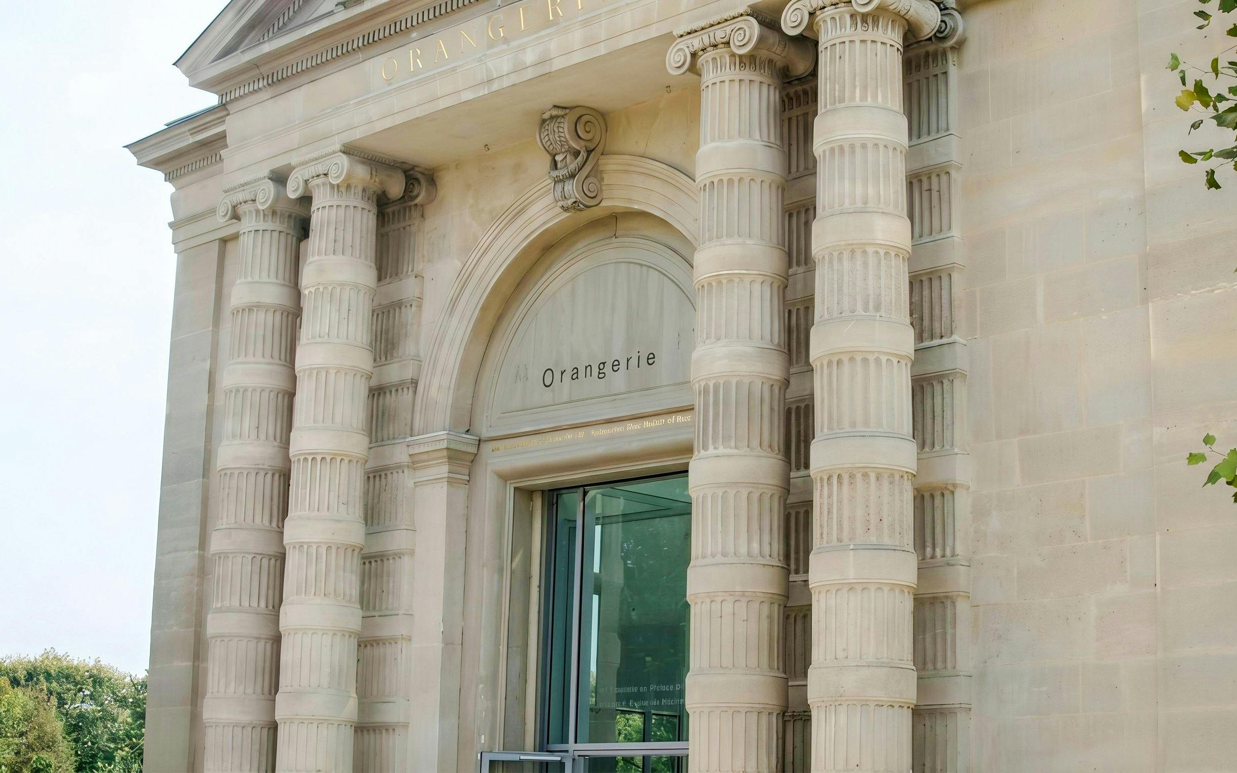 Entrance of Musée de l’Orangerie in Paris with classical columns.