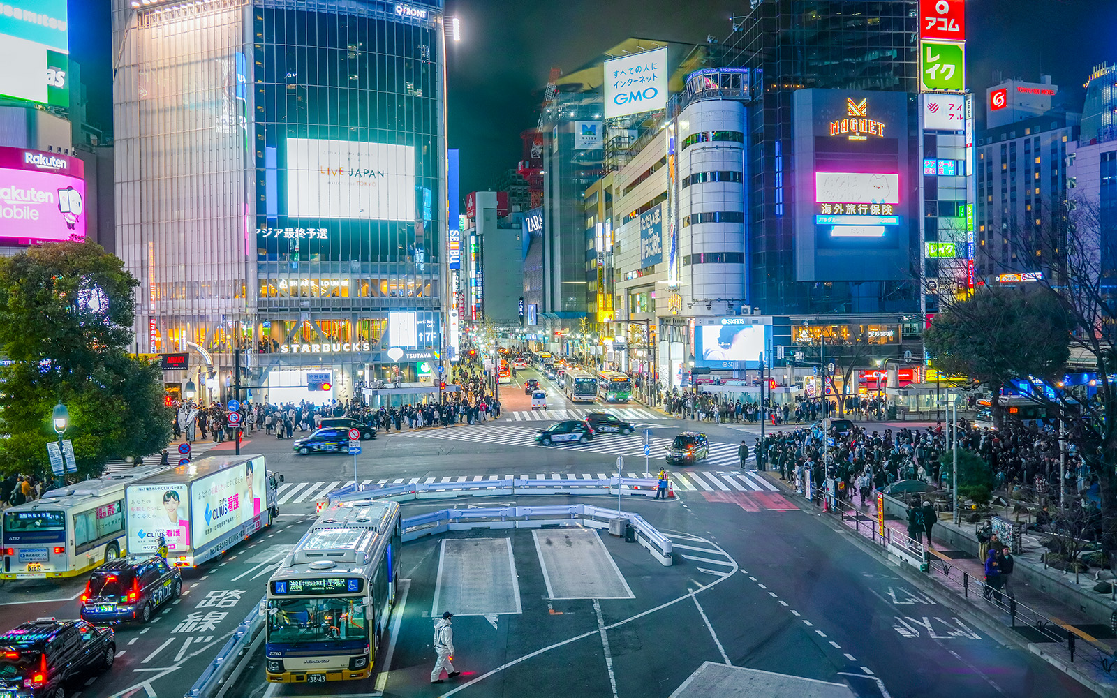 Shibuya Crossing & Miyashita Park (’s avonds)