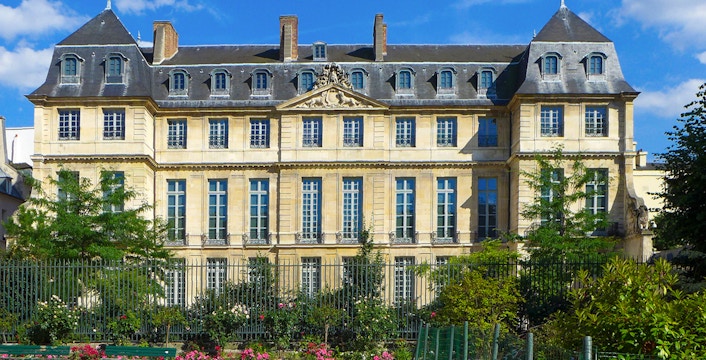 Musée Picasso exterior with garden in Paris.