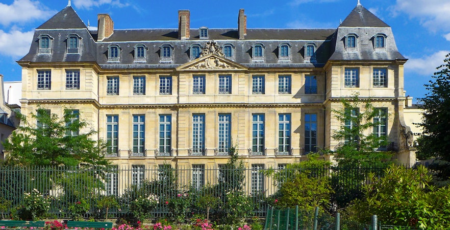 Musée Picasso exterior with garden in Paris.