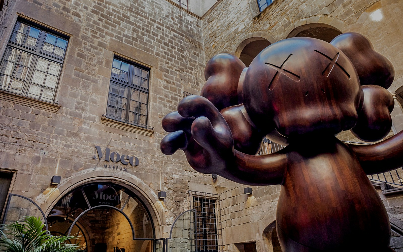 Visitantes entram no Museu Moco em Barcelona, que exibe obras de arte de Banksy, uma atração exclusiva incluída nos ingressos de entrada