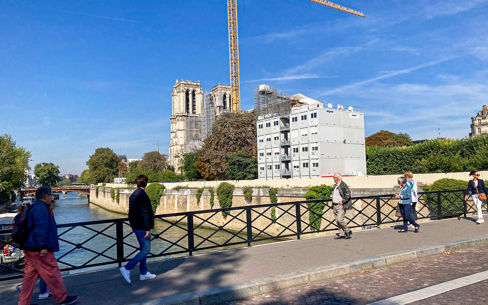 cathedral's crypt & notre dame outdoor guided tour-4
