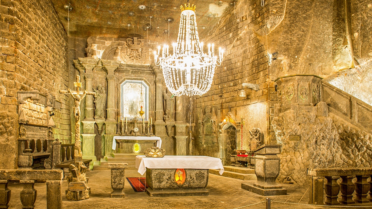 Dreiteiliger Altar, über dem ein Kronleuchter aus Salzkristallen hängt in der Kingakapelle
