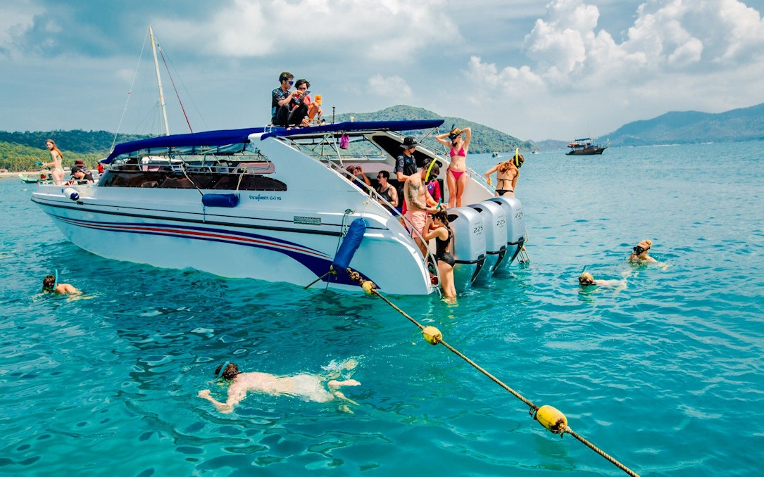 Speedboat with tourists swimming near Pig Island, Koh Samui.