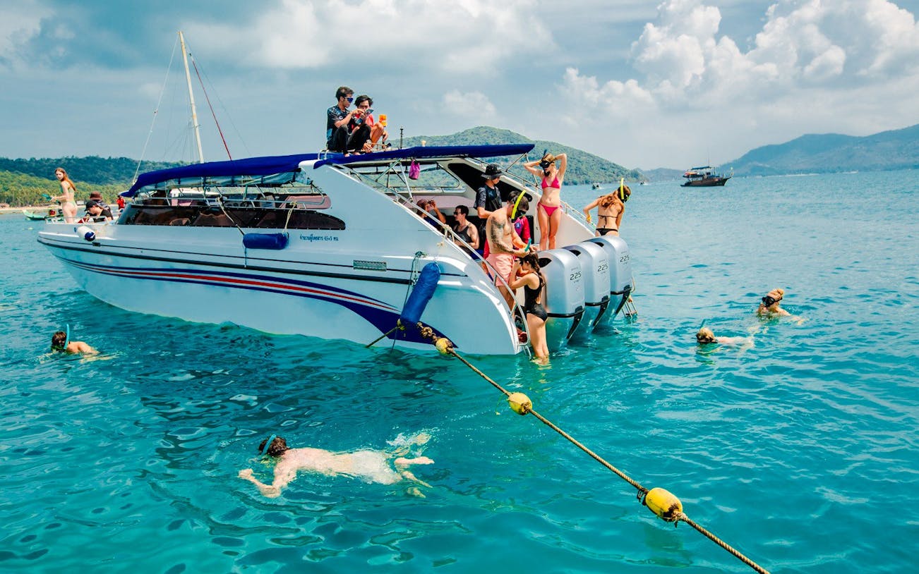 Speedboat with tourists swimming near Pig Island, Koh Samui.