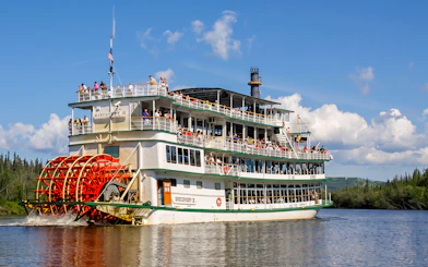 Riverboat Discovery cruise on Chena River during Ultimate Fairbanks Day Tour.