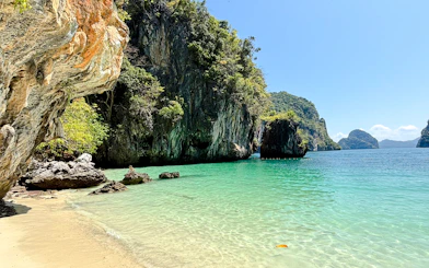 Hong Islands limestone cliffs and turquoise water, Krabi.
