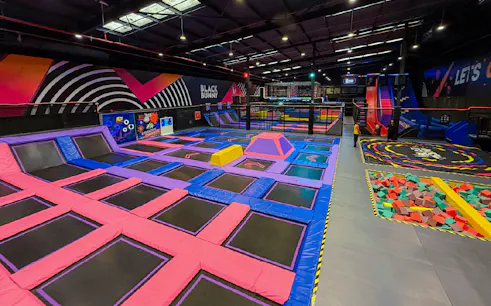 billets combo black bunny dubai : parc de trampolines, aire de jeux amortie et karting-1