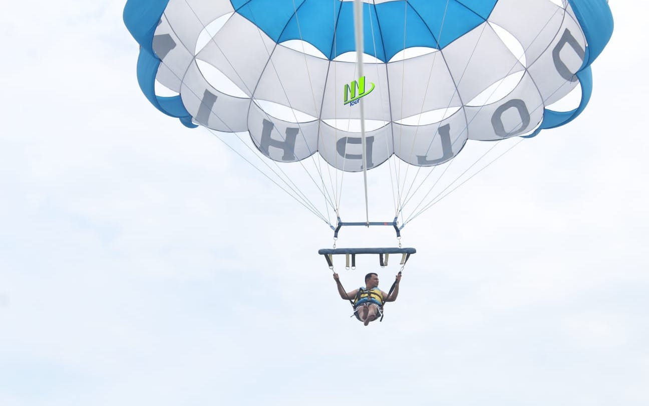 nusa dua denizi üzerinde ekipman dahil ve otelden servis hizmeti ile parasailing deneyimi-1
