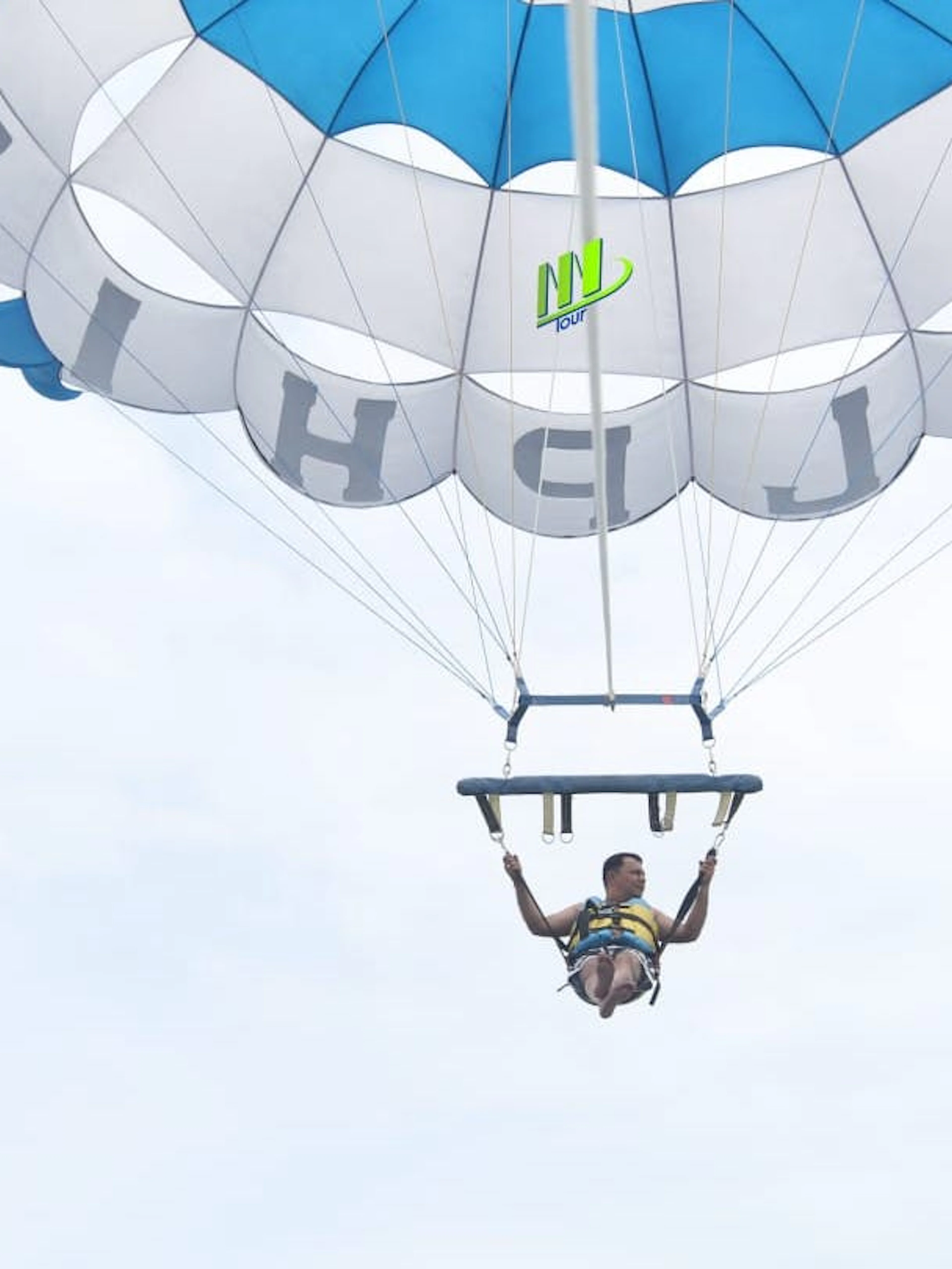 parasailing experience over nusa dua sea with equipment and hotel pickup-1