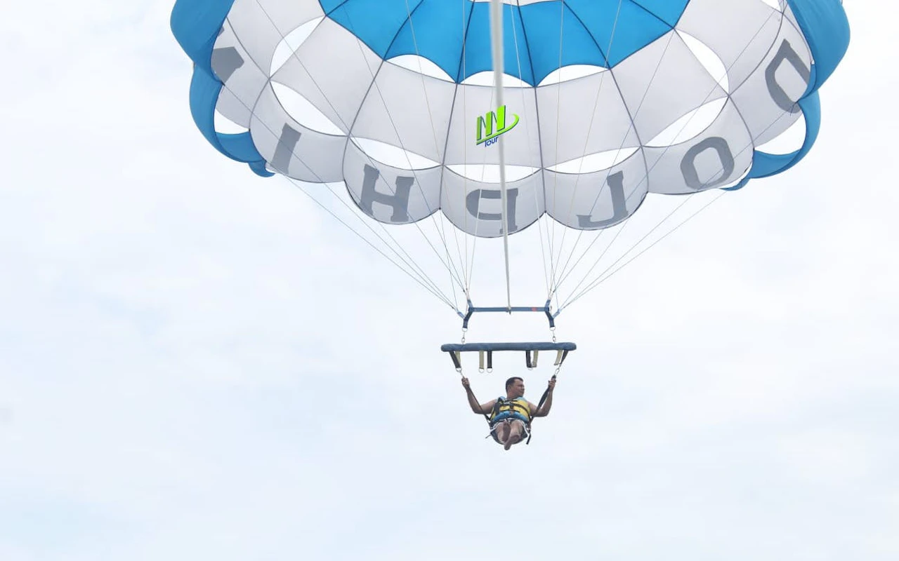 Parasailing-Erlebnis über dem Meer bei Nusa Dua inklusive Ausrüstung und Abholung vom Hotel