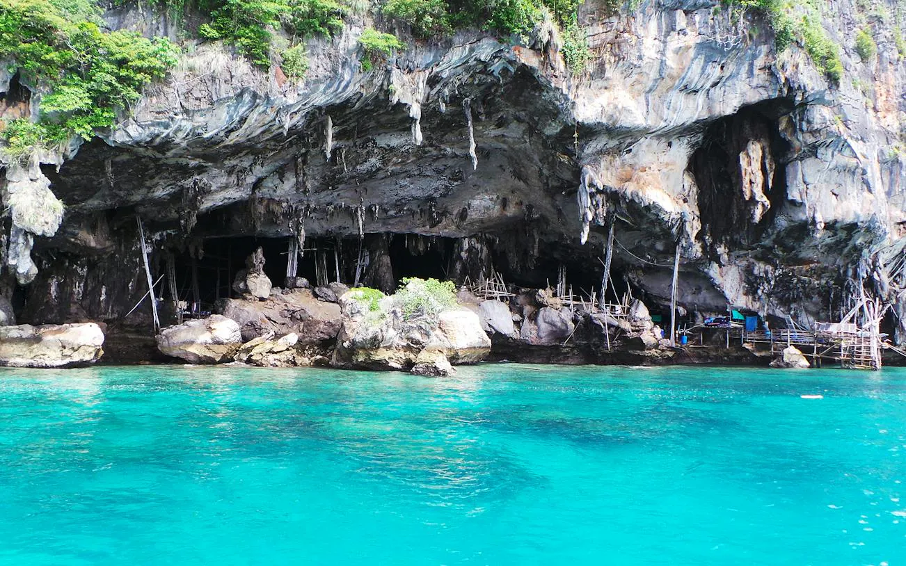 From Phuket: Phi Phi Islands Speedboat Tour with Breakfast & Lunch