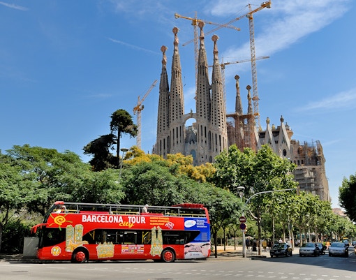 https://cdn-imgix.headout.com/media/images/090092e0fb7df1478b11a4e889f0d83f-25027-barcelona-combo--save-4----24-hour-hop-on-hop-off-tour-of-barcelona---fast-track-guided-tour-of-sagrada-familia-03.jpg?ar=14%3A11&auto=format&crop=faces&fit=crop&h=401.4&q=90&w=510.8727272727273