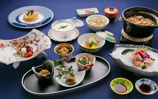 Hokkaido Nadaman Sapporo saryo branch omakase kaiseki dishes on a table.