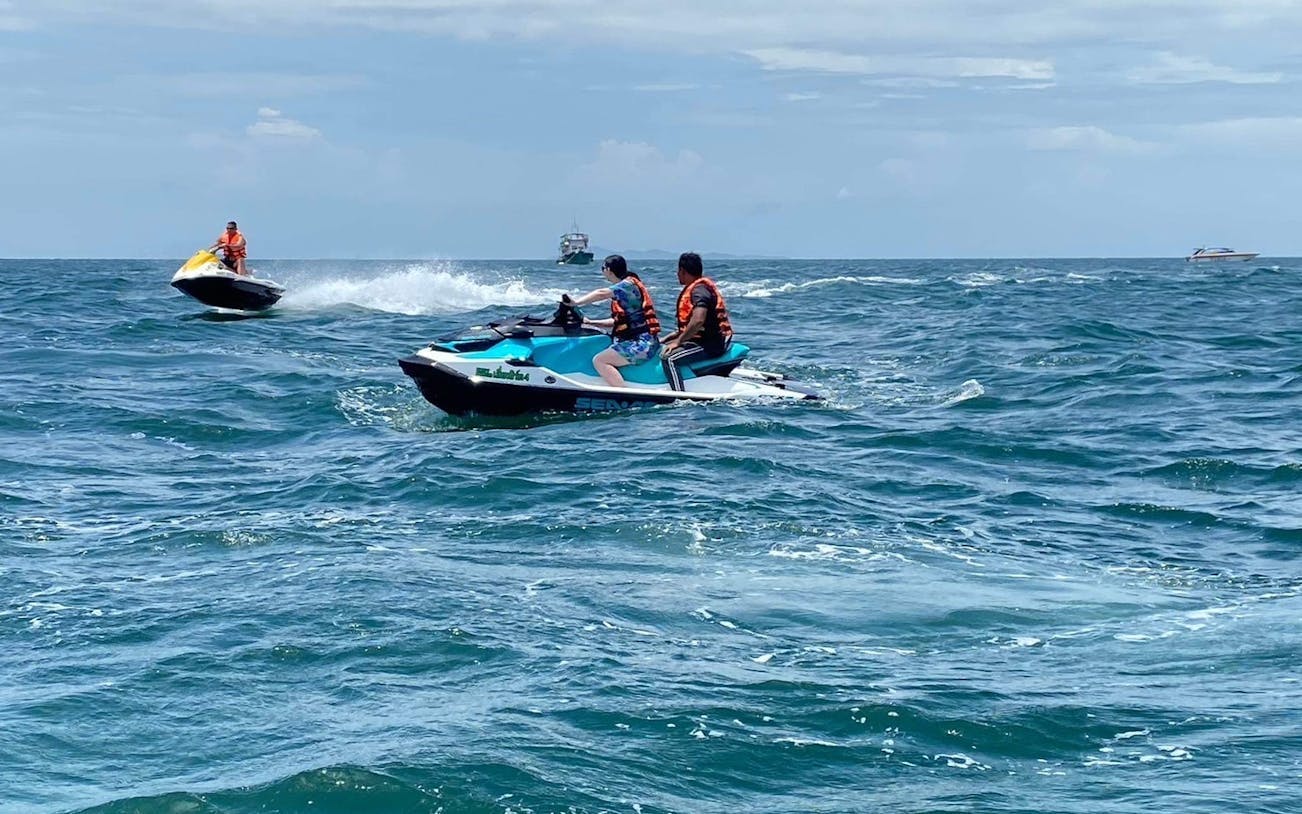 pattaya jet ski rental at jomtien beach with welcome drinks, insurance, and life jackets-1