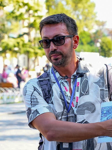 Tour guide explaining maps during Blue Mosque tour in Istanbul.