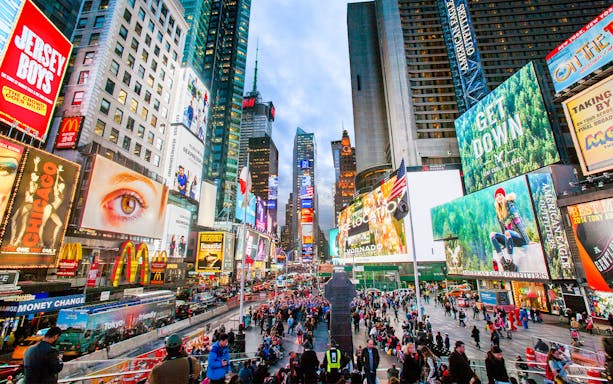 essere in evidenza su un cartellone di times square per 24 ore a new york-4