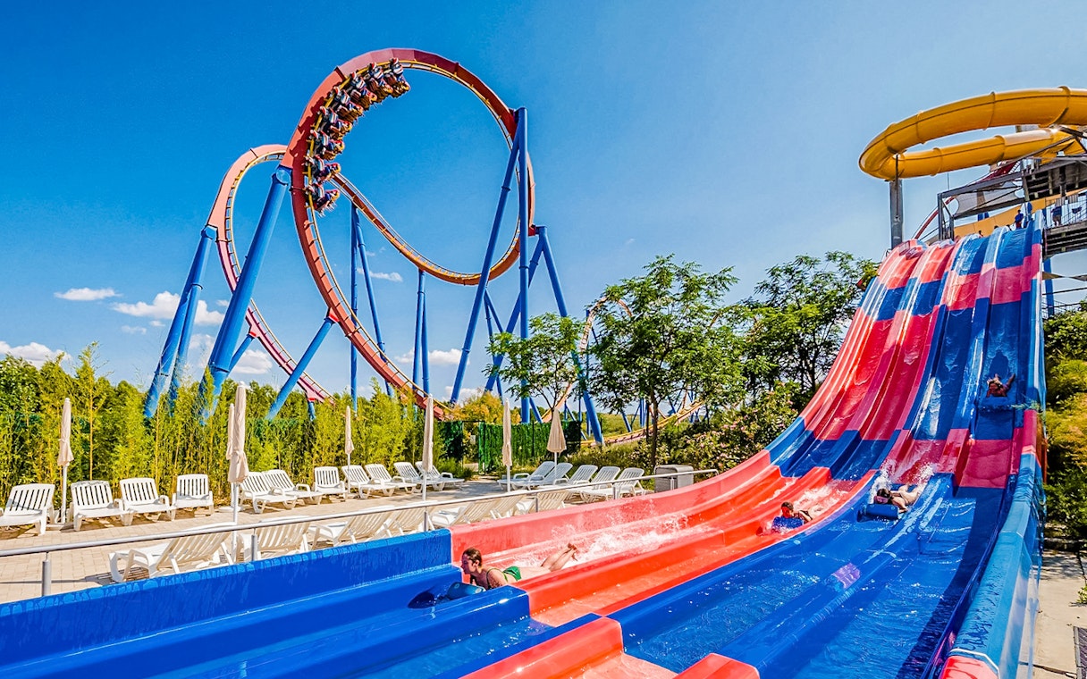 Roller coaster and water slides at Parque Warner and Parque Warner Beach.