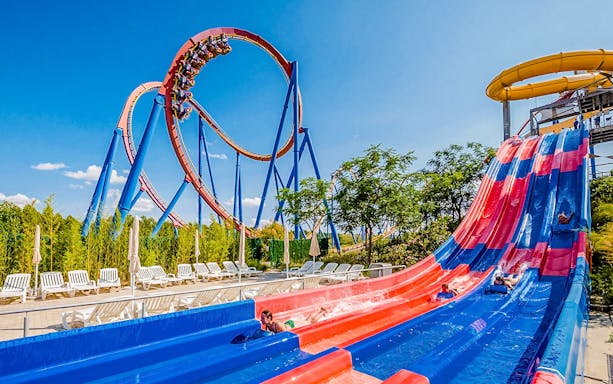 Roller coaster and water slides at Parque Warner and Parque Warner Beach.