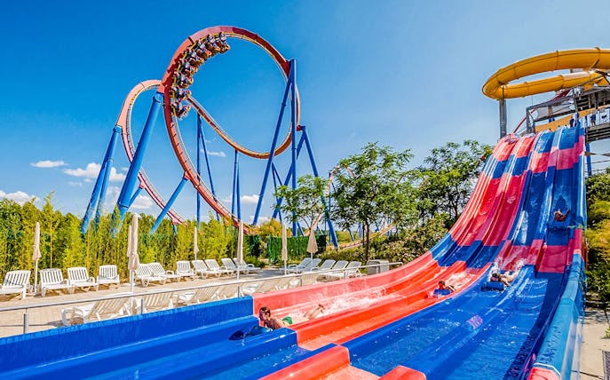 Roller coaster and water slides at Parque Warner and Parque Warner Beach.