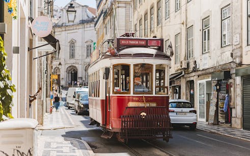 yellow bus : visite de lisbonne de 24 heures en tramway hop-on hop-off -1
