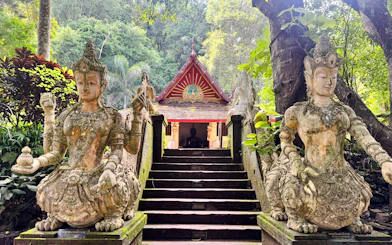 From Chiang Mai: Doi Suthep Temple and Wat Pha Lat Private Van Charter for Up to 8 Passengers