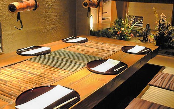 Dining setup for a 7/8/9-course Japanese meal at Kiyoyasu House with traditional decor.