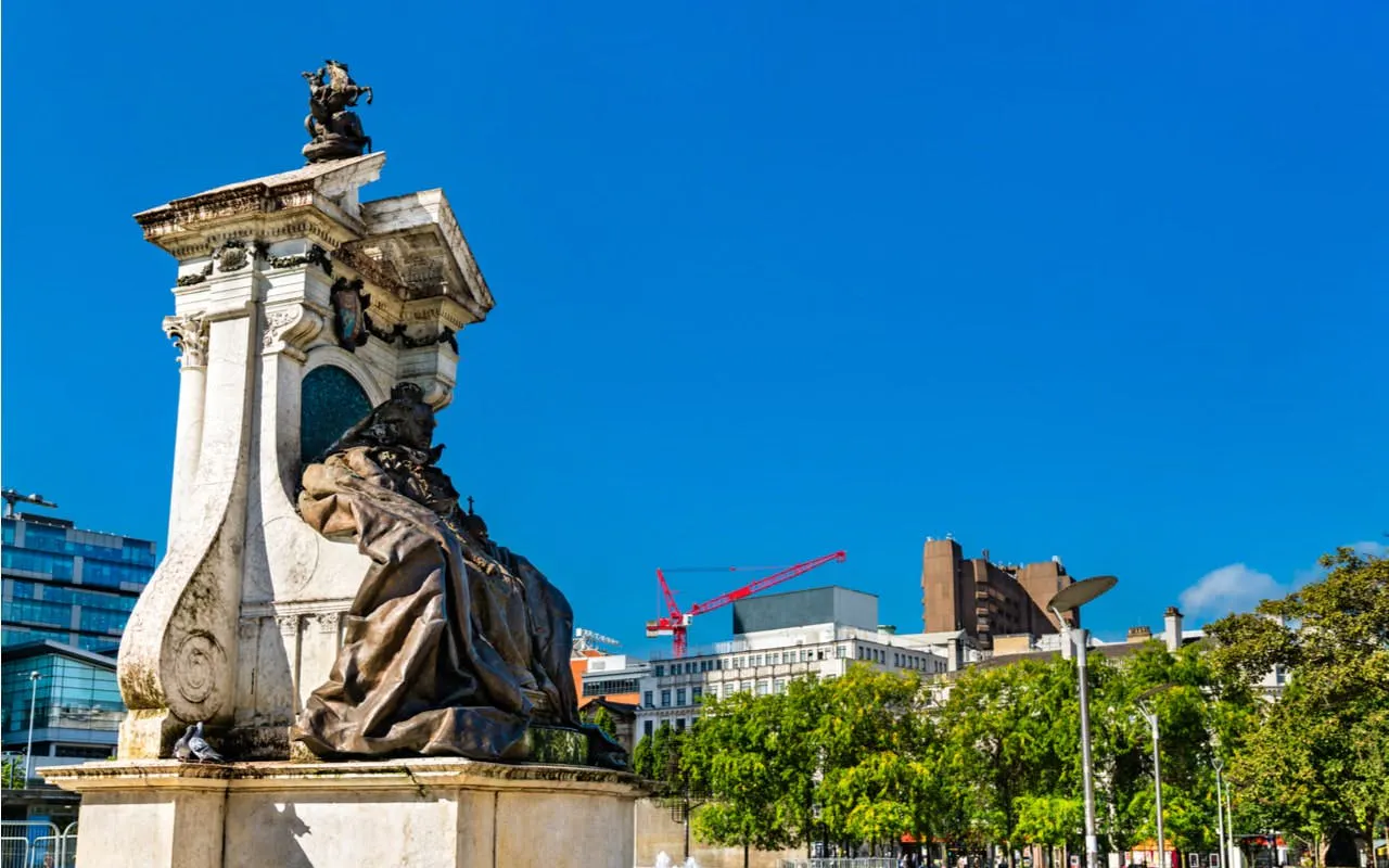 Monument in Manchester city center with modern buildings in the background.