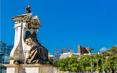 Monument in Manchester city center with modern buildings in the background.