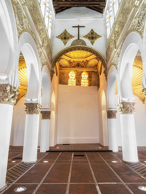 Interiors of the Synagogue of Santa María la Blanca, featuring Moorish arches and ornate columns.