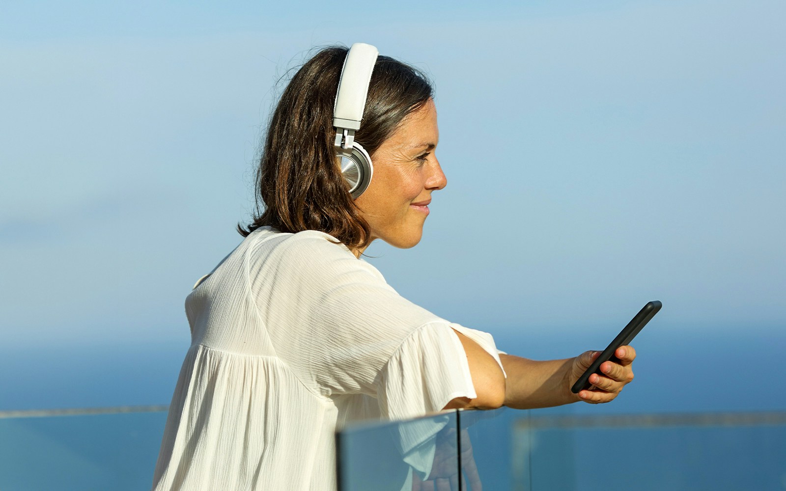  Audio guide on Sightseeing boat on the Thames river