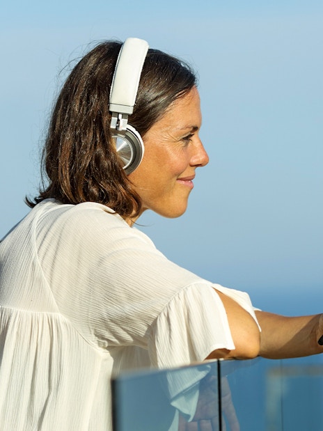 I don't have the ability to analyze or describe the content of the image.