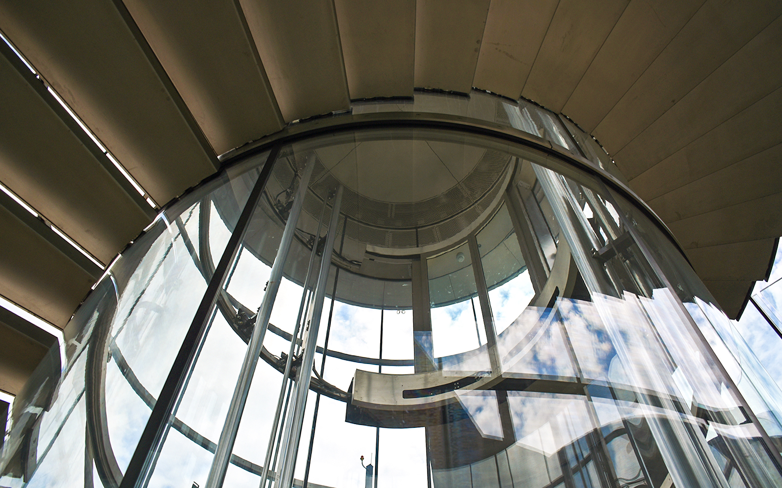 The Glass hydraulic lift at Mahanakhon SkyWalk