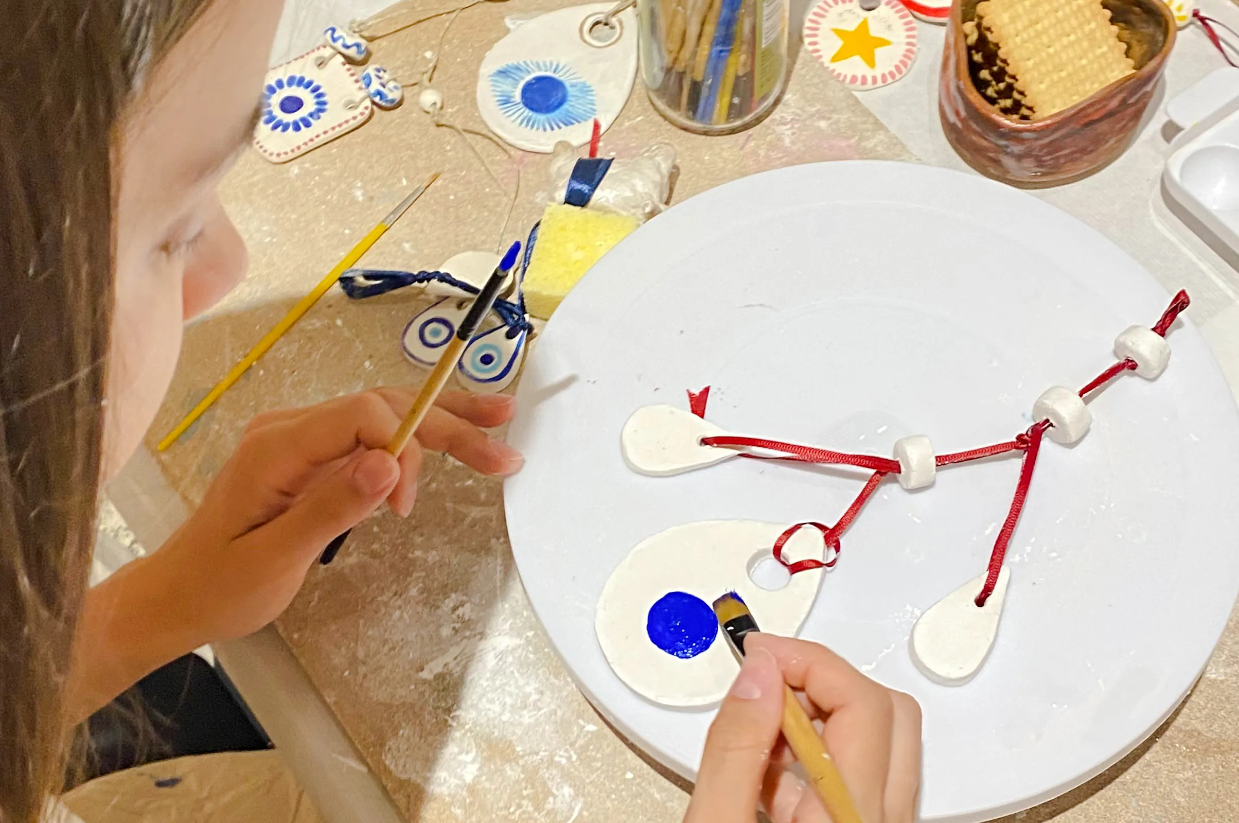 laboratorio di creazione di ciondoli in ceramica “maleficio di atene”-9