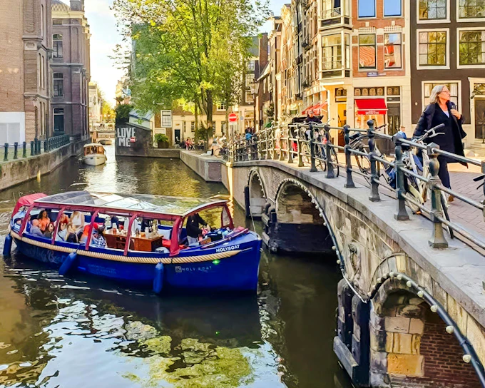 Amsterdam: 70-Min Smoke and Lounge City Boat Cruise on Heated, Covered Boat