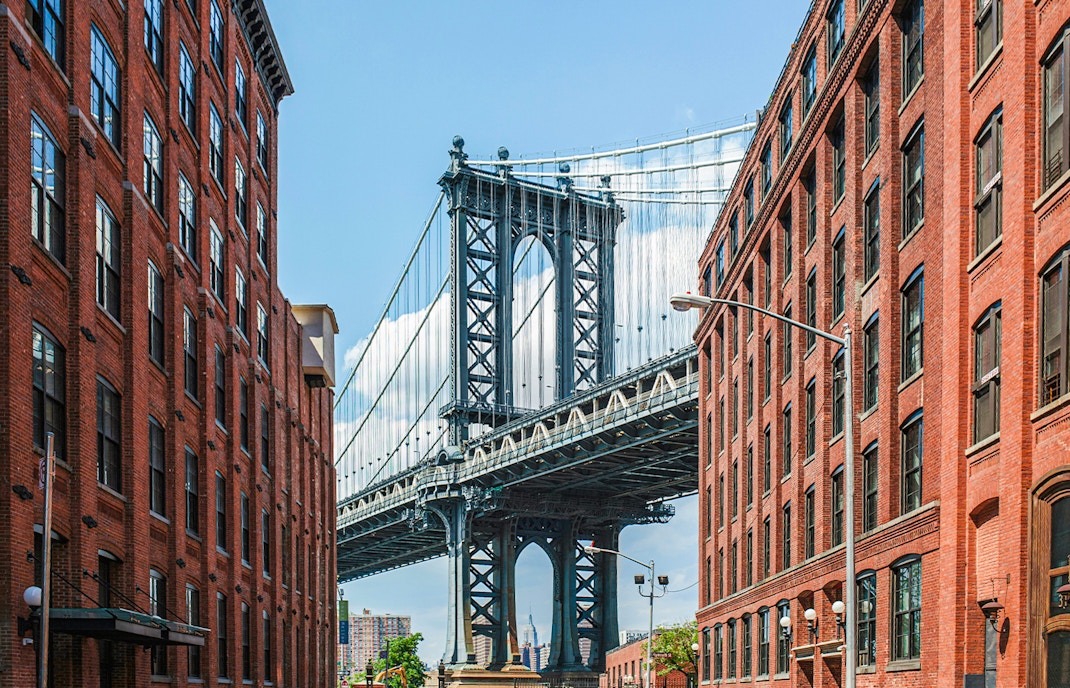 Vista del puente de Brooklyn con el horizonte de Nueva York