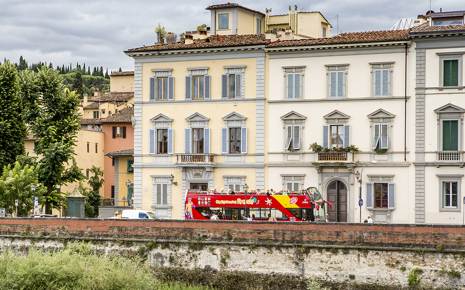 Tourists enjoying the City Sightseeing 24/48/72-Hr Hop-On Hop-Off Tour of Florence, with a view of the iconic Florence Cathedral in the background