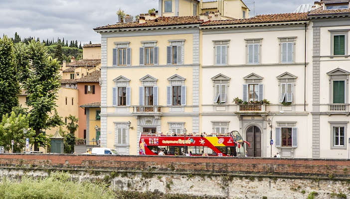 Tourists enjoying the City Sightseeing 24/48/72-Hr Hop-On Hop-Off Tour of Florence, with a view of the iconic Florence Cathedral in the background