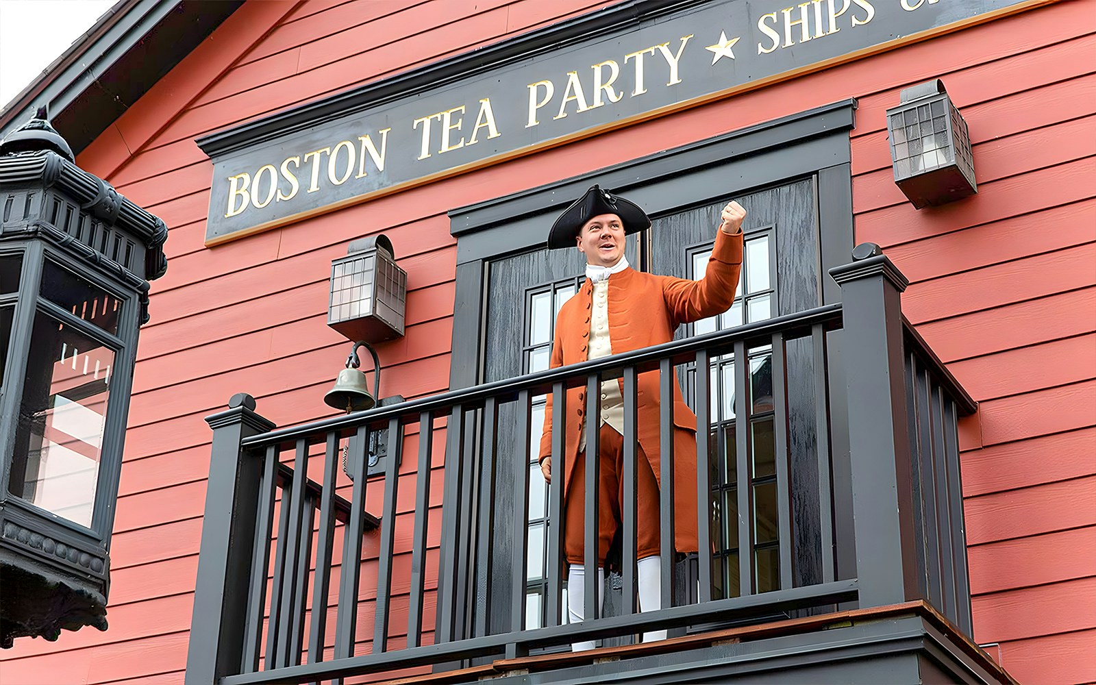 Vista exterior del Boston Tea Party: barcos y museo