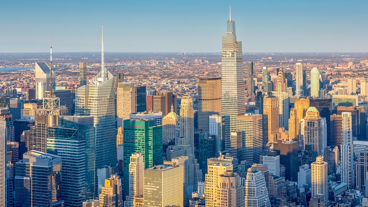 https://cdn-imgix.headout.com/media/images/0c5d77cd9e2f3111b11b57335891efeb-New%20York%20skyline5.jpg