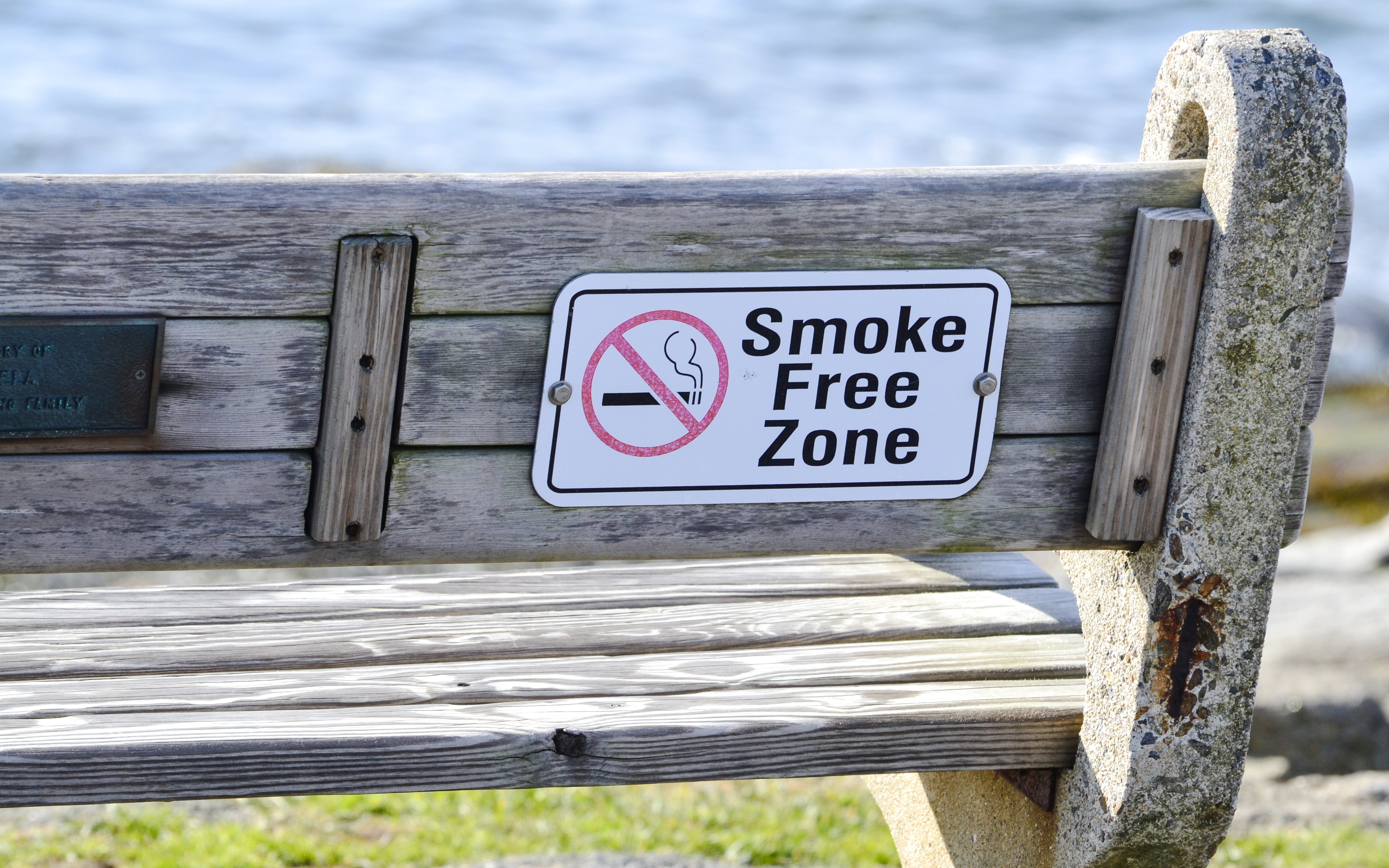Smoke-free zone sign on a wooden bench at ZooParc de Beauval.