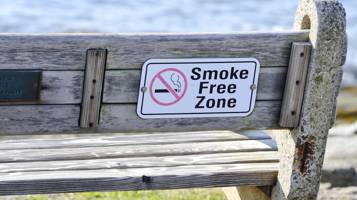Smoke-free zone sign on a wooden bench at ZooParc de Beauval.