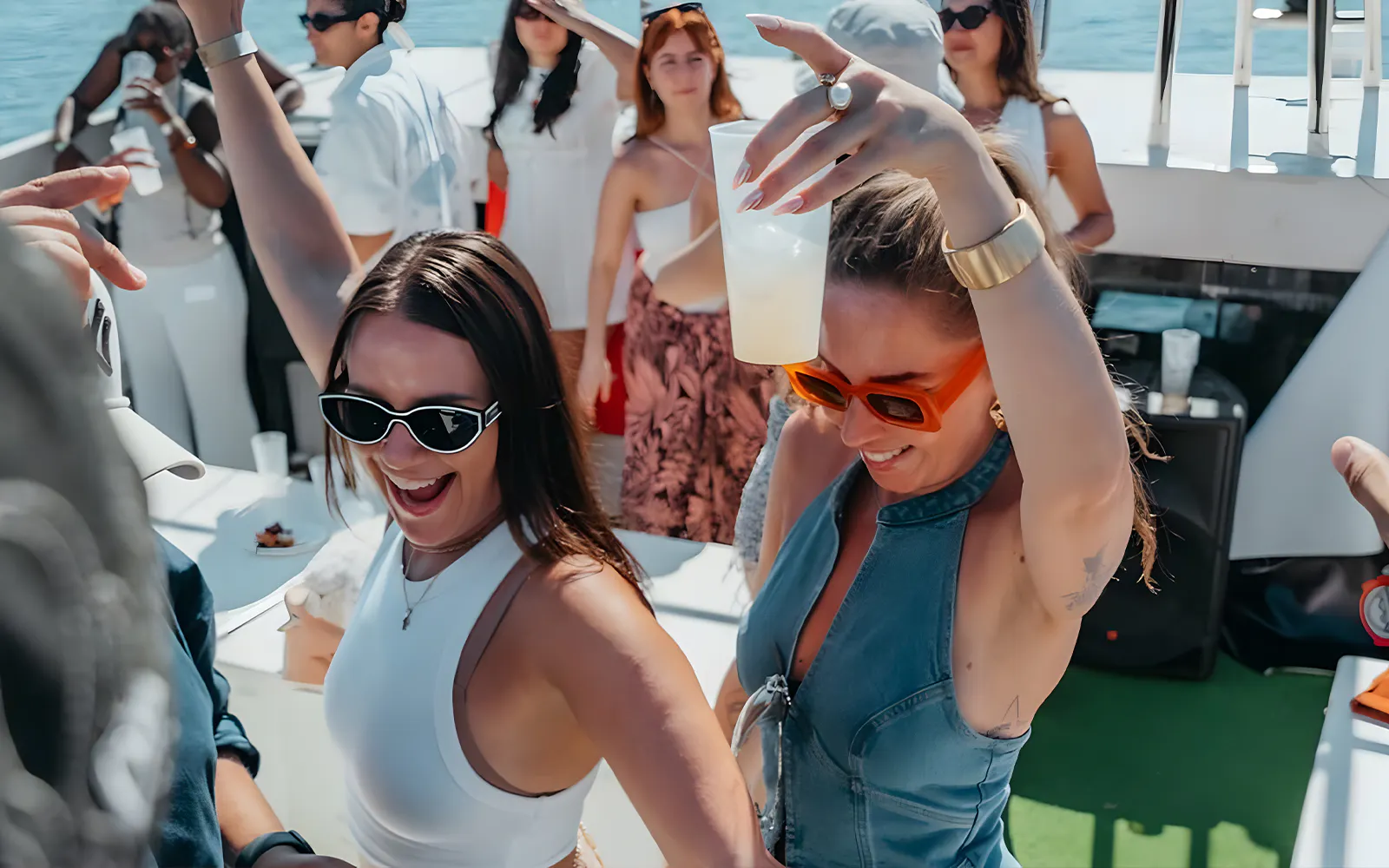 barcelona: party-schifffahrt mit grillabend und optionen zum sonnenuntergang-10