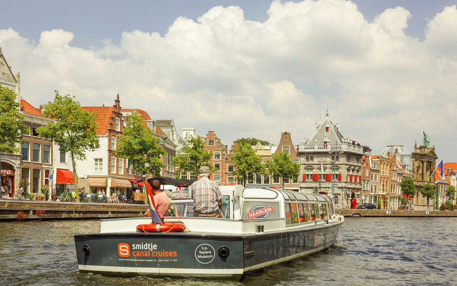 Cruise passing through Teylers Museum