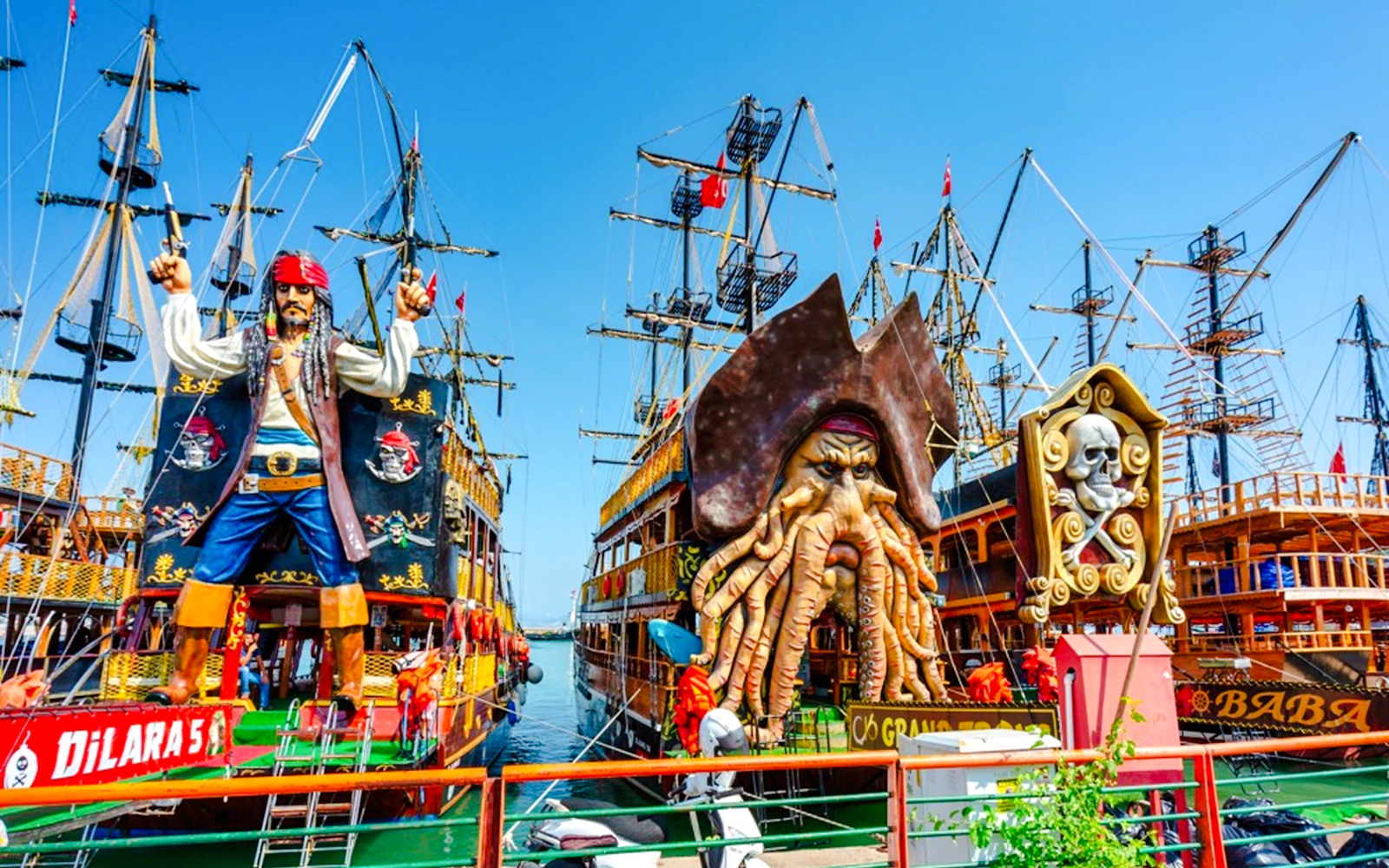 Alanya Pirate Boat Cruise with Hotel Transfer, Lunch and Soft Drinks Image 10