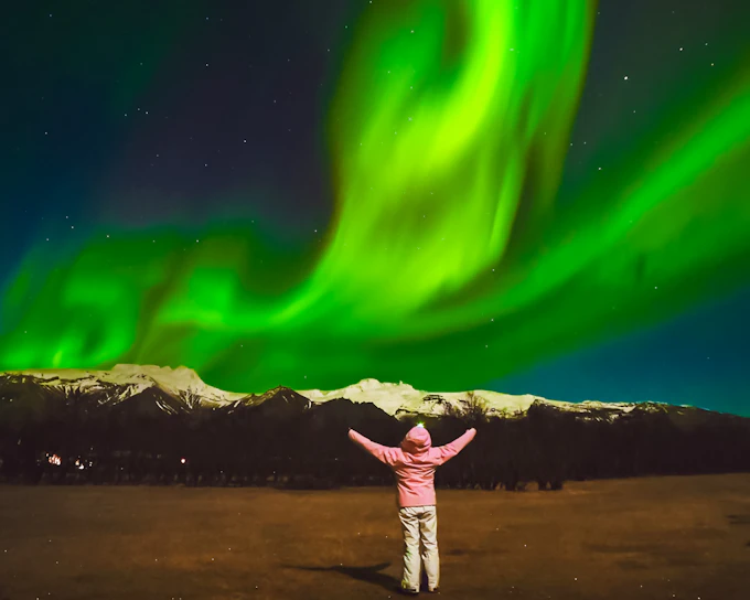 Reykjavik: Northern Lights Bus Tour with Chocolate & Surprise Gift