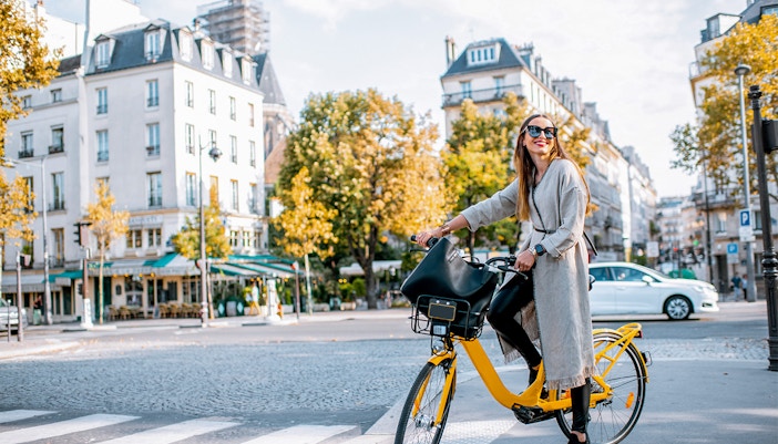 Radfahrerin in Paris