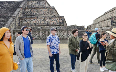 Tour group exploring Teotihuacán pyramids near Mexico City.